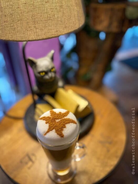 Café cappuccino con espuma; Esta cafetería inspirada en brujas sirve las mejores opciones del mundo oscuro