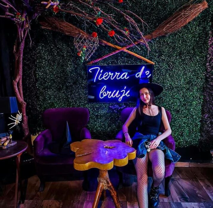 Chica sentada dentro de Salem Witch Store & Coffee; Esta cafetería inspirada en brujas sirve las mejores opciones del mundo oscuro