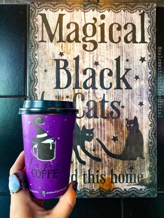 Café para llevar; Esta cafetería inspirada en brujas sirve las mejores opciones del mundo oscuro