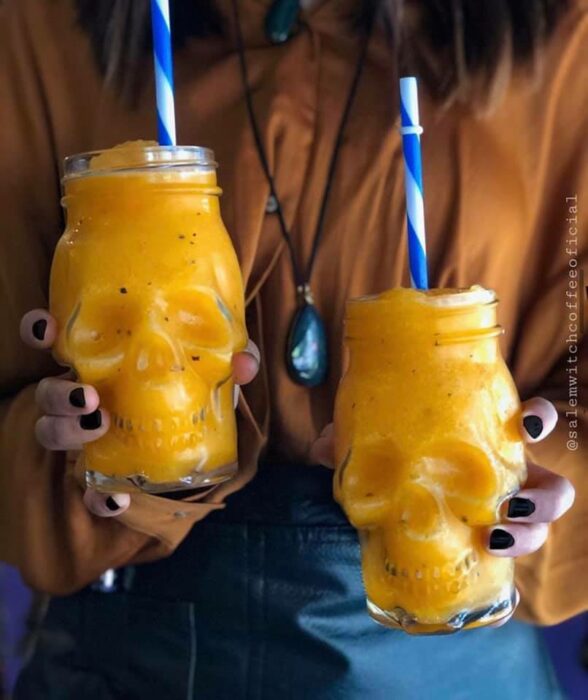 Vasos de cristal en forma de calavera con frappe de mango; Esta cafetería inspirada en brujas sirve las mejores opciones del mundo oscuro