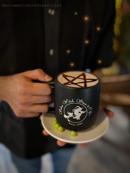 Taza de café con espuma; Esta cafetería inspirada en brujas sirve las mejores opciones del mundo oscuro