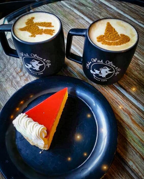Combo café con pastel de calabaza; Esta cafetería inspirada en brujas sirve las mejores opciones del mundo oscuro