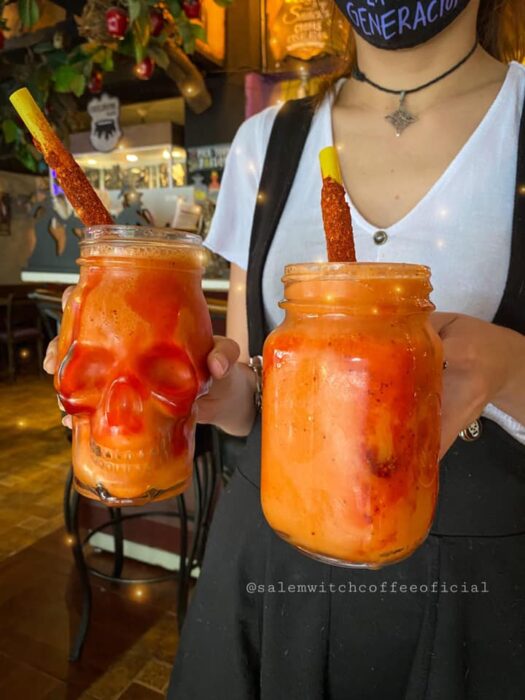 Frappe tropical; Esta cafetería inspirada en brujas sirve las mejores opciones del mundo oscuro