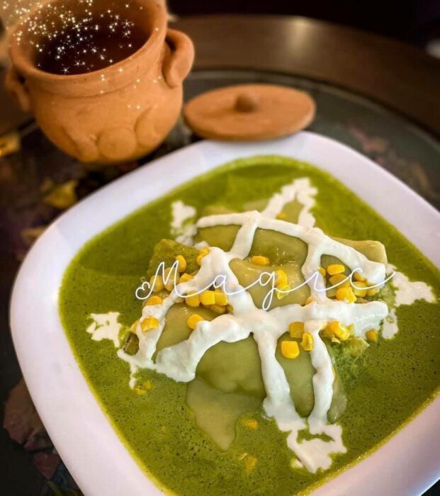 Chilaquiles verdes con elote; Esta cafetería inspirada en brujas sirve las mejores opciones del mundo oscuro