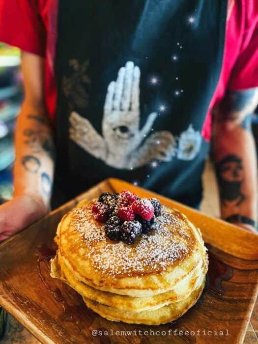 Hot cakes con frutos rojos; Esta cafetería inspirada en brujas sirve las mejores opciones del mundo oscuro