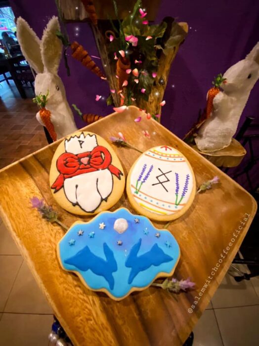 Galletas de mantequilla; Esta cafetería inspirada en brujas sirve las mejores opciones del mundo oscuro