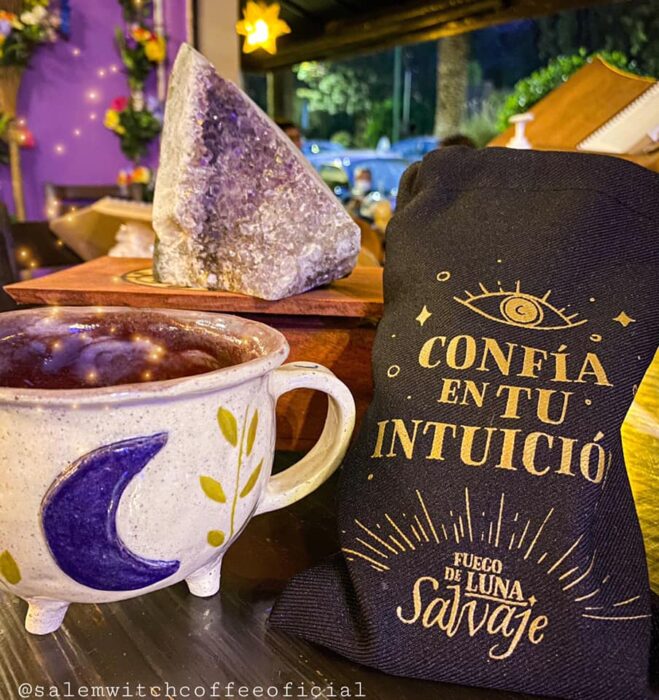 Té de moras; Esta cafetería inspirada en brujas sirve las mejores opciones del mundo oscuro