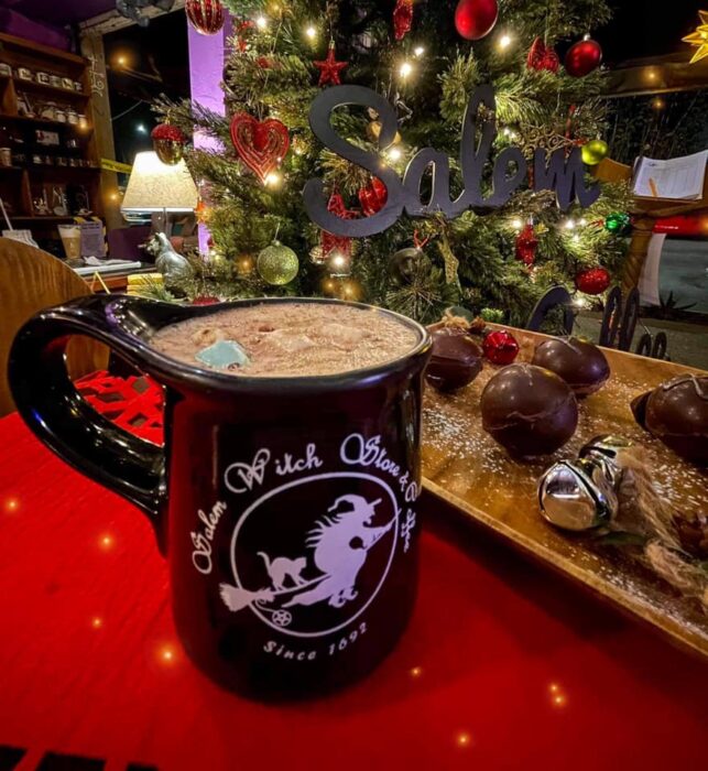 Chocolate con bombones; Esta cafetería inspirada en brujas sirve las mejores opciones del mundo oscuro