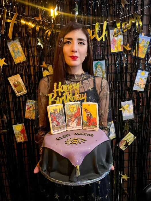 Chica celebrando un cumpleaños; Esta cafetería inspirada en brujas sirve las mejores opciones del mundo oscuro