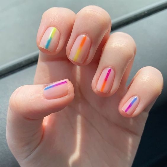 manicura con líneas de colores dúo ;13 Lindas ideas para llenar tus uñas de colores