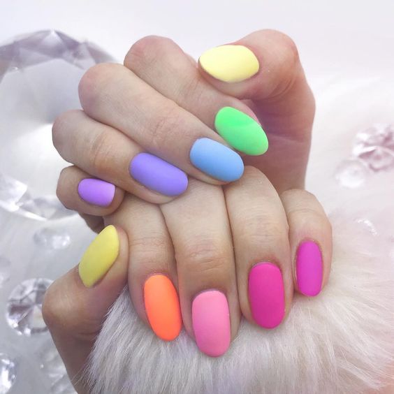 manicura de colores en tonos distintos ;13 Lindas ideas para llenar tus uñas de colores