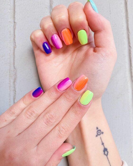 degradado dúo en manicura;13 Lindas ideas para llenar tus uñas de colores