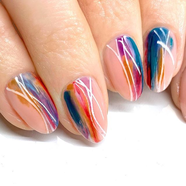manicura estilo almendra con líneas de colores