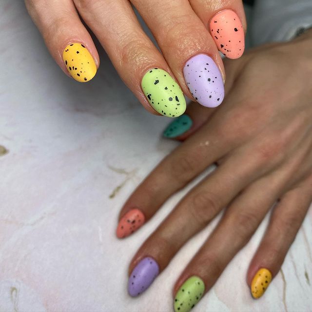 manicura a colores con puntos negros;13 Lindas ideas para llenar tus uñas de colores
