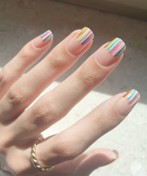 manicura francés con líneas de colores;13 Lindas ideas para llenar tus uñas de colores