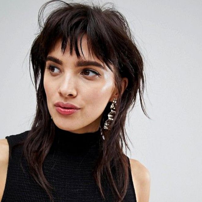 Chica usando un corte de cabello estilo mullet 