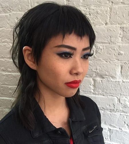 Chica usando un corte de cabello estilo mullet 
