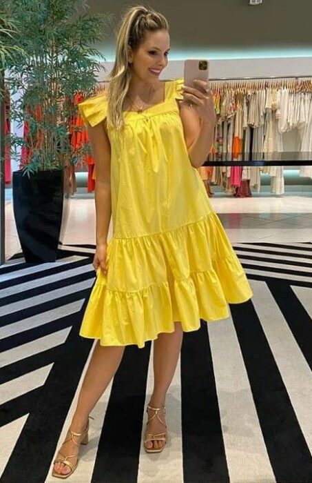 Chica usando un vestido casual con tenis