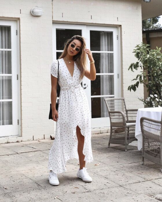 Chica usando un vestido casual con tenis
