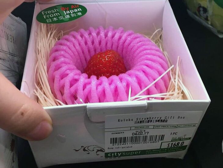 Fresa envuelta en plástico