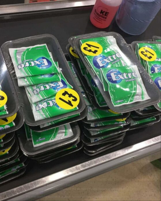 Sobres en una charola de plástico