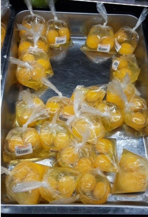 Huevos sin cáscara en bolsas de plástico