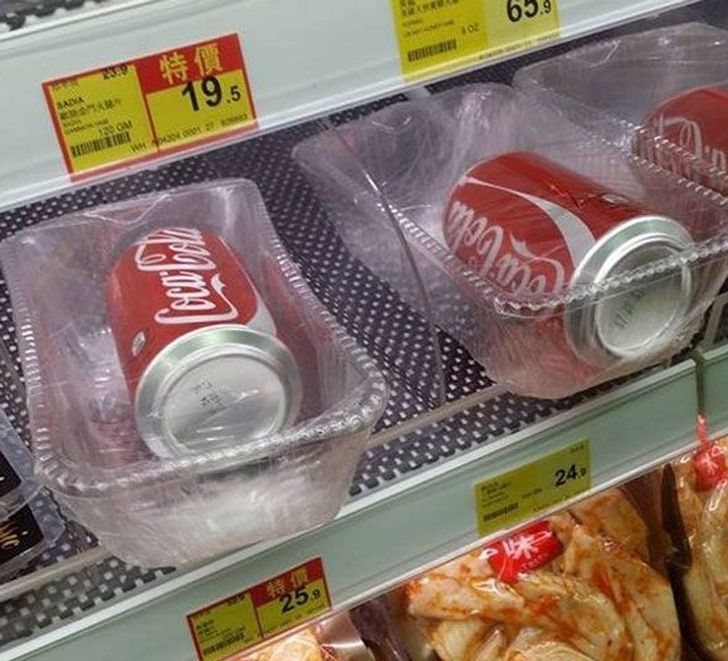Latas envueltas en plástico