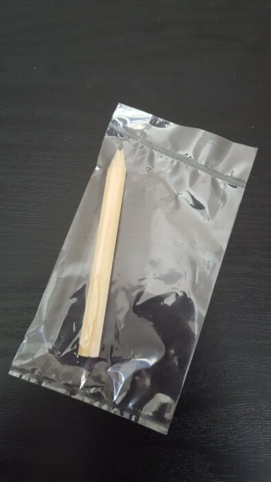 Dos palillos dentro de una bolsa de plástico