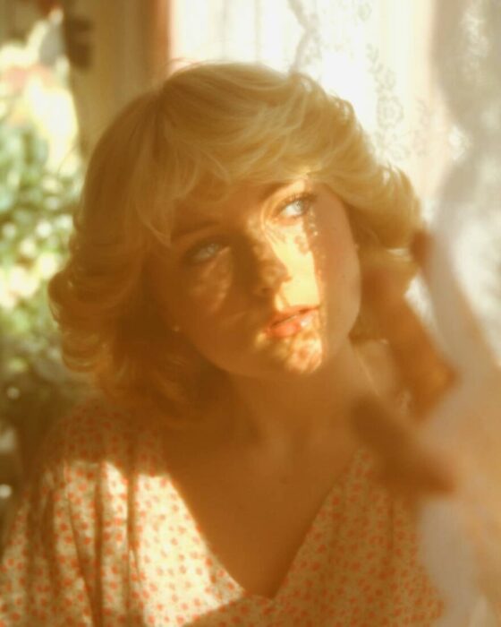 Rose Van vistiendo como en los 70 y luciendo idéntica a Lady Di