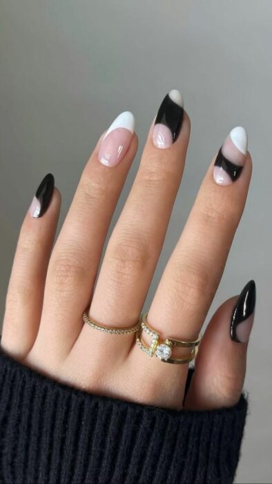 Chica con las uñas pintadas en blanco y negro