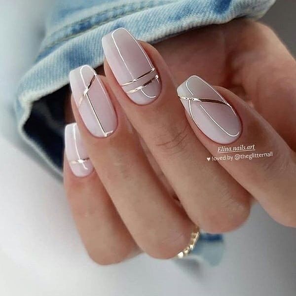 Chica con las uñas pintadas en color rosa con un toque plateado