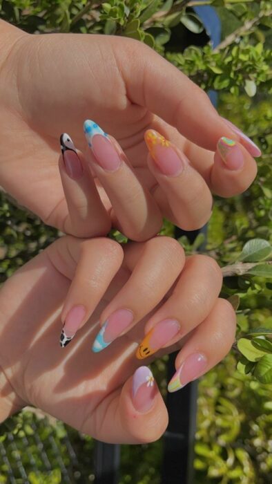 Chica con las uñas pintadas en diferentes colores