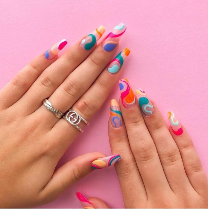 Chica con las uñas pintadas en diferentes colores