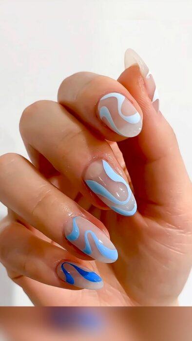 Chica con las uñas pintadas en tonos azules