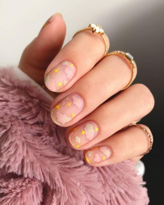Chica con las uñas pintadas en diferentes colores