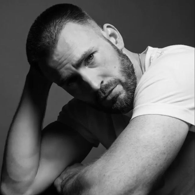 Chris Evans posando para una revista