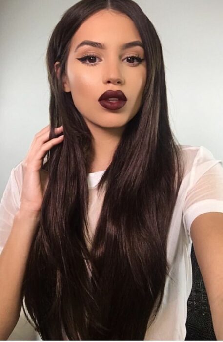 Chica con el cabello teñido en tono chocolate