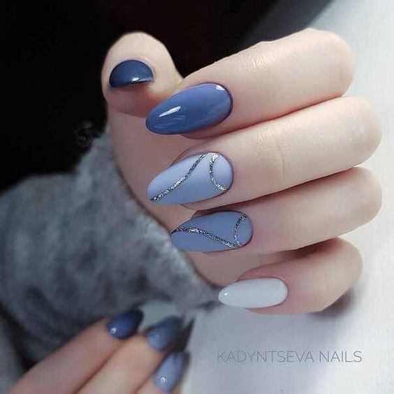 Manicura en azul cielo con azul grisáceo y líneas doradas ;16 Manicuras azules para sentir tus dedos entre las nubes