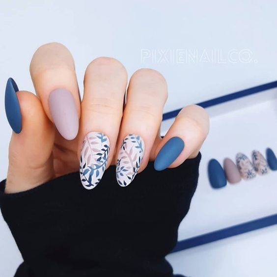 Manicura lila con azul y diseños de plumas ;16 Manicuras azules para sentir tus dedos entre las nubes
