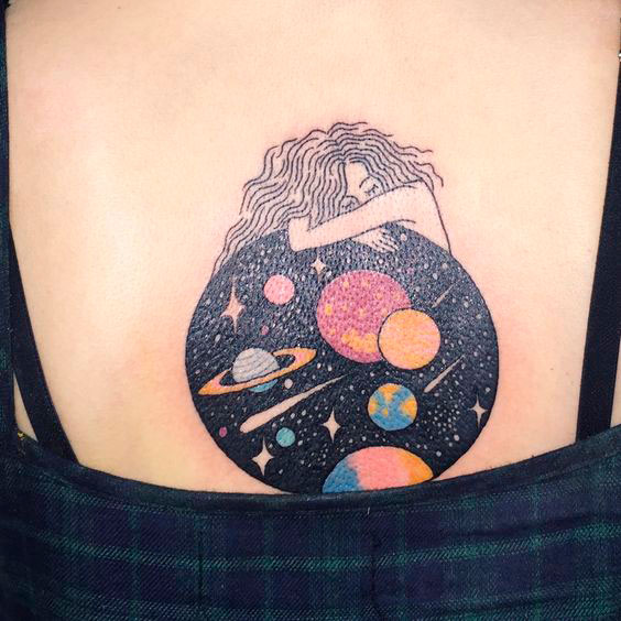 Chica con un tatuaje de planetas en varios colores