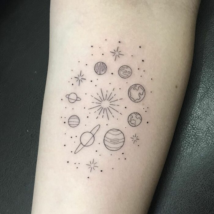 Chica con un tatuaje de planetas en varios colores