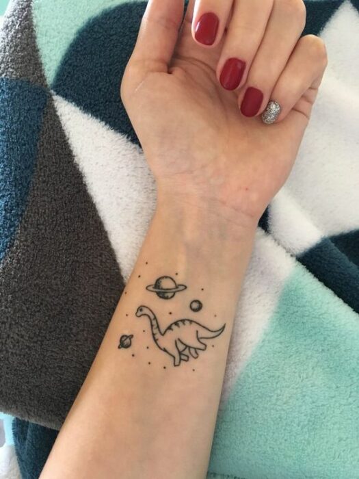 Chica con un tatuaje de planetas en varios colores