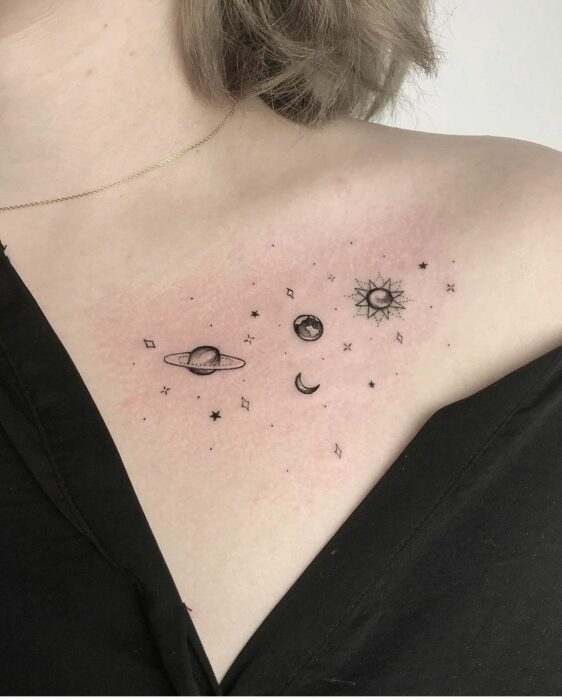Chica con un tatuaje de planetas en varios colores