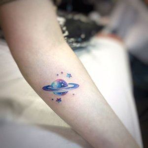 Chica con un tatuaje de planetas en varios colores