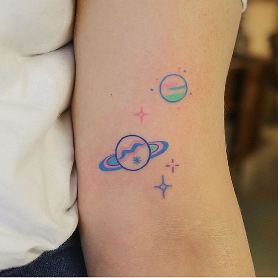 Chica con un tatuaje de planetas en varios colores