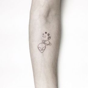 Chica con un tatuaje de planetas en varios colores