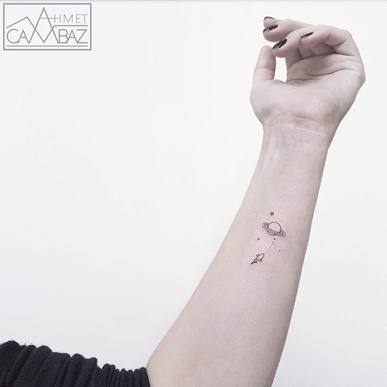 Chica con un tatuaje de planetas en varios colores