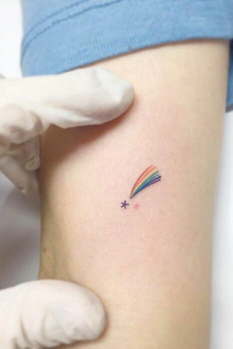 Chica con un tatuaje de planetas en varios colores