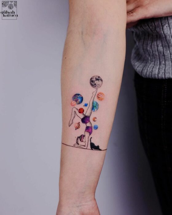 Chica con un tatuaje de planetas en varios colores