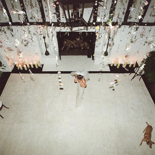 Ariana Grande en su boda; Ariana Grande revela las primeras fotos de su boda secreta con Dalton Gomez